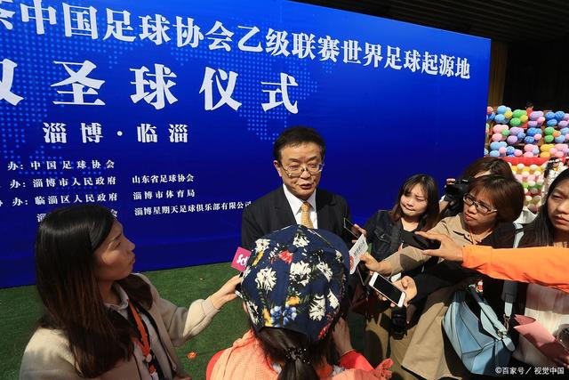 巴萨全新赛季客场球衣亮相：复古绿灰配色致敬90年代经典